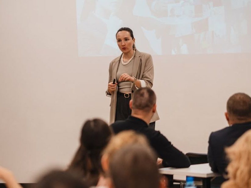 Виктория Носикова презентира пред пълна зала на събитие на BeMindful